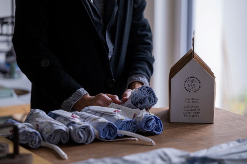 Pyjamas de la marque Joseffa, confectionnés à partir de chem7ises d'homme usagées