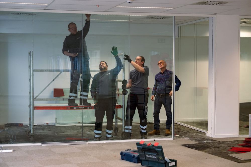 Ouvriers démontant une vitre